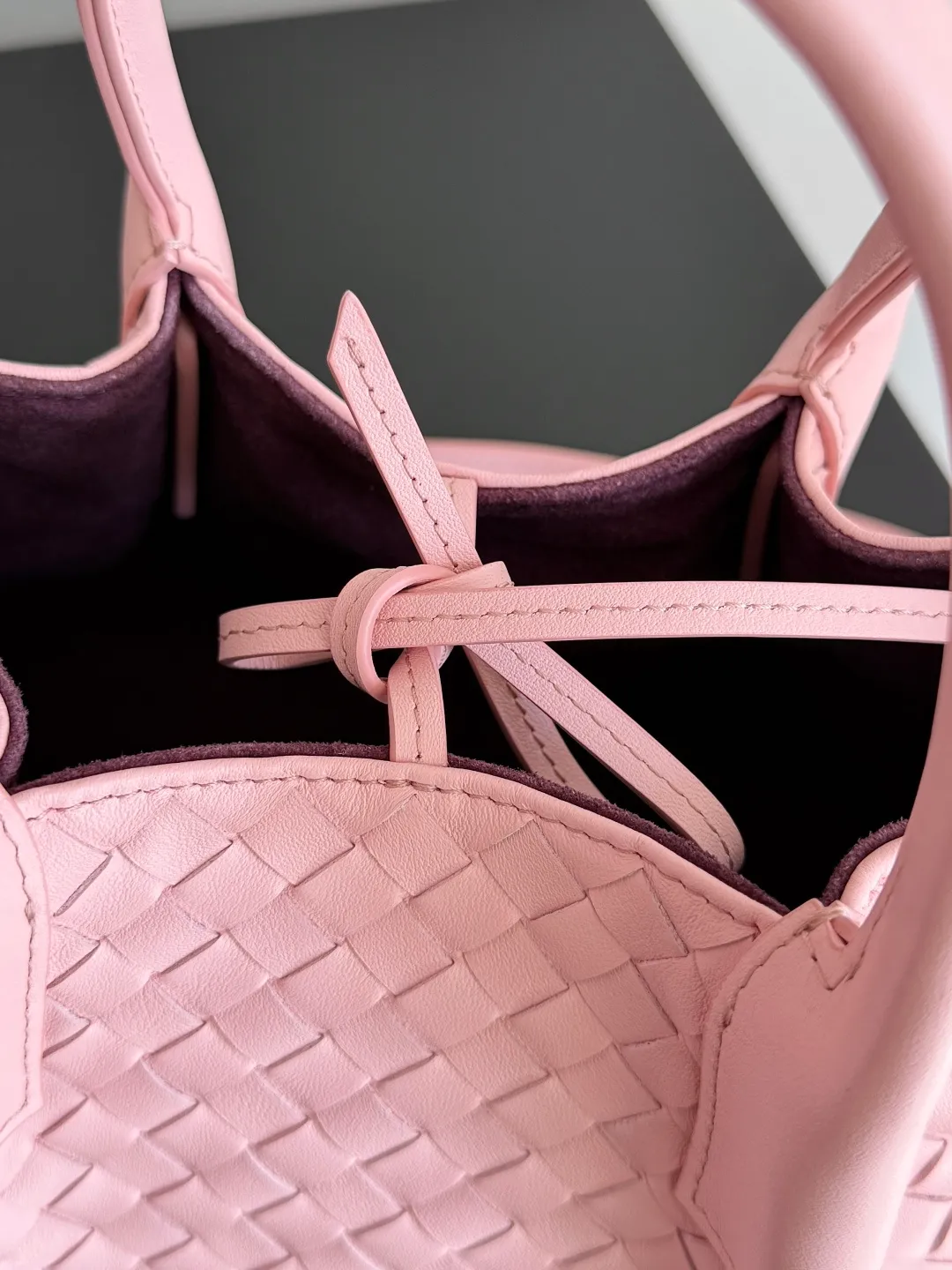 Batch 1660 BOTTEGA VENETA 2025 new product pinacoteca has super soft leather, and the weaving function, practicality and relaxed fashion sense have not fallen behind❤️‍🔥Amway has given sisters a must-have bag when going out. The size of the bag also accurately meets the commuting needs of urban beauties. It can accommodate mobile phones, keys, lipstick, powder, sunscreen, shopping bags...all of it! ! ! 🔥The capacity should not be underestimated~ It does not choose people, clothes, or occasions. With its majestic curved outline, exquisite woven texture, delicate edges and rounded handles, this woven vegetable basket bag truly achieves the goal of "dressing up and being fashionable without getting in the way"~ Are you interested in Jimei? Style number: 819004 Size: 24*15*12cm